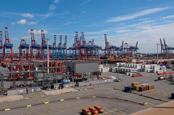 Container harbour with cranes