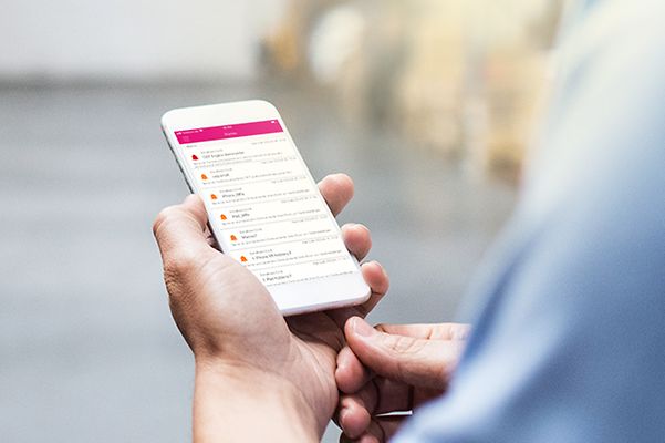 Hand holds smartphone